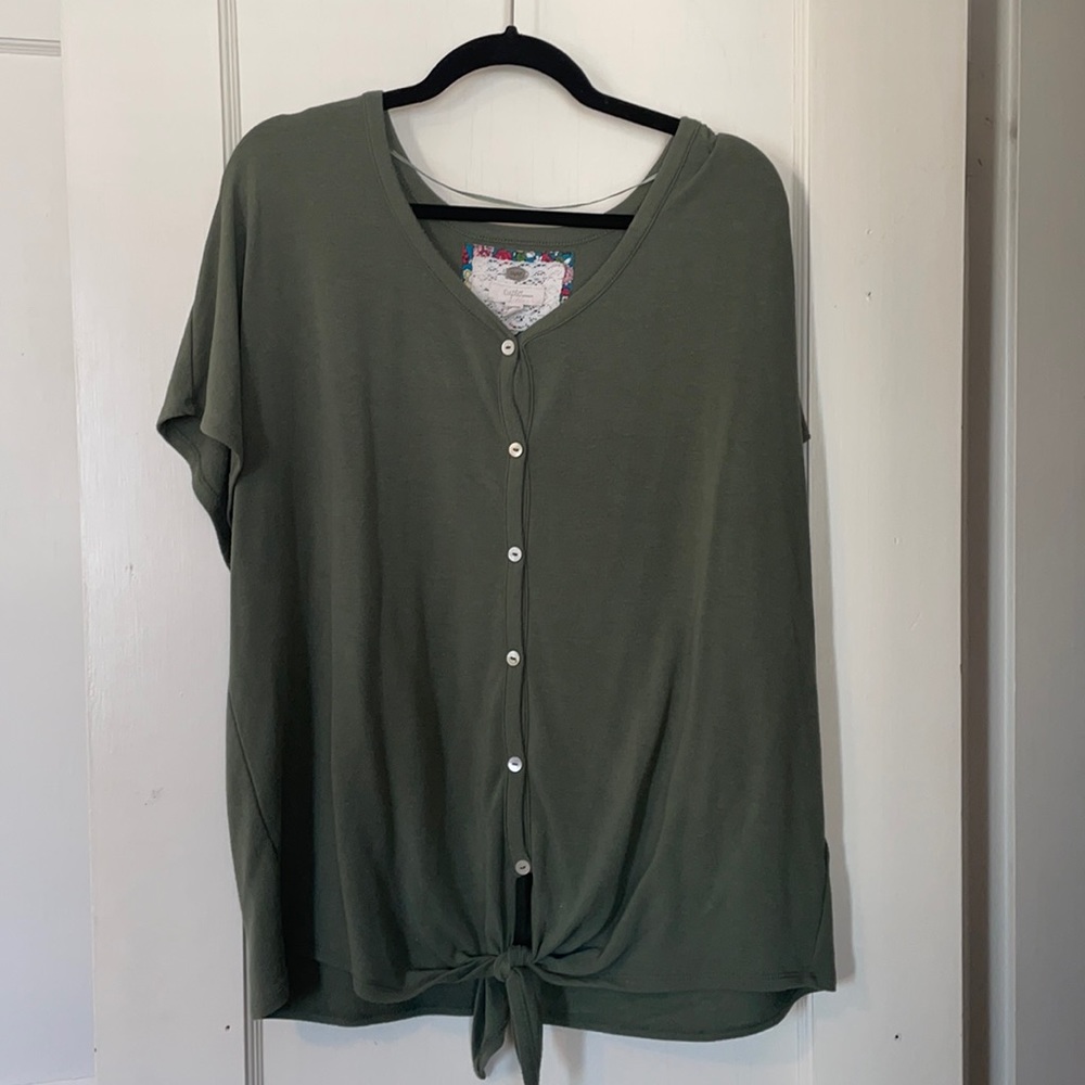 Green short sleeve with bottom knot